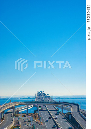 【千葉県木更津市】海ほたると東京湾アクアラインの青空風景 73230454