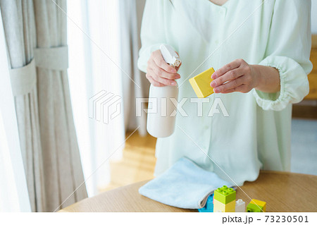 おもちゃの消毒をするママ 手元の写真素材