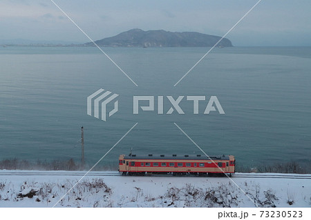 極寒の函館湾を背景にを走る道南いさりび鉄道キハ40系気動車(国鉄急行色)_2020/12/27撮影 73230523