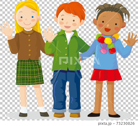 仲良く並んで手を振る3人の子供達 仲良く並んで手を振る3人の子供達 73230826