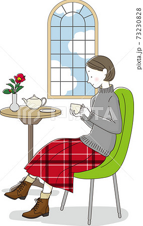 カフェでくつろぐ女性 73230828