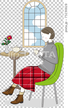 カフェでくつろぐ女性 73230828