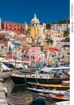 イタリア　プローチダのコッリチェッラ海岸とサンタ・マリア・デッレ・グラッツィエ教会 73230961