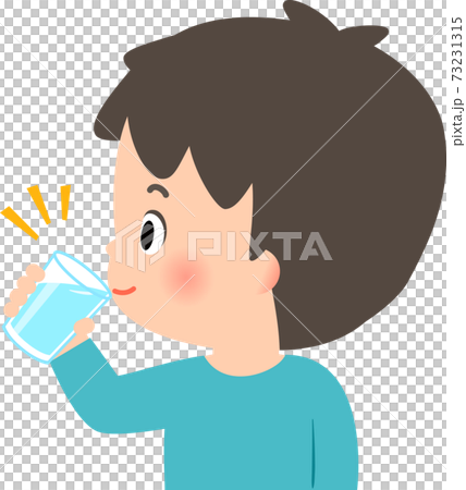 グラスに入った水を飲む若い男性 73231315