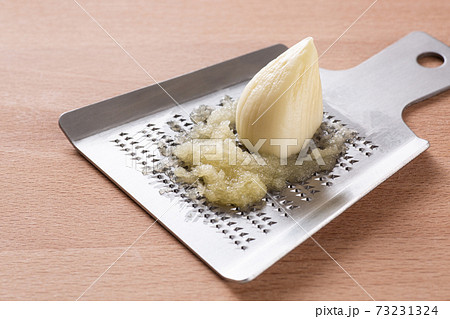 にんにくをすりおりす にんにくをすりおりす 73231324