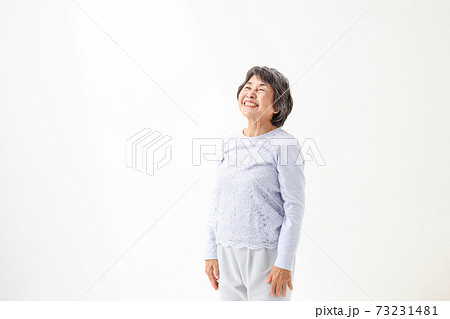 ストレッチをするシニア女性 73231481