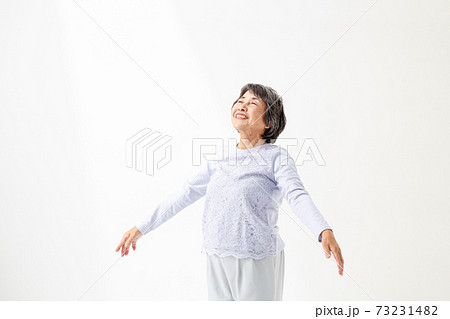 ストレッチをするシニア女性 73231482