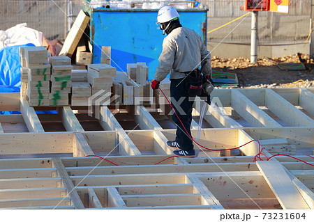 床工事の作業員 73231604
