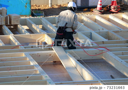 ケーブルを束ねる作業員 73231663