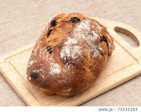 レーズンとクルミのパン 73232103