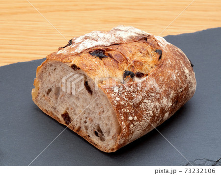 レーズンとクルミのパン 73232106