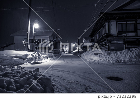 冬の田舎町の夜 冬の田舎町の夜 73232298