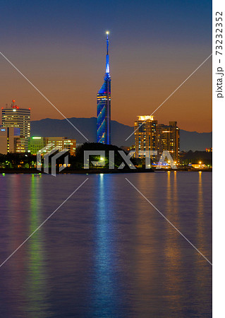 ペイペイドーム・福岡タワー方面の夜景 73232352