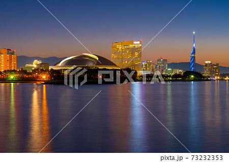 ペイペイドーム・福岡タワー方面の夜景 73232353
