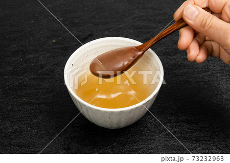 葛湯　 Hot sweet drink of kudzu starch gruel Japan 73232963