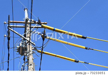 電柱と電気設備　黄色い電線防護管 73233051