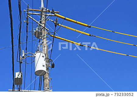 電柱と電気設備 黄色い電線防護管の写真素材 [73233052] - PIXTA