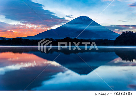 （山梨県）精進湖の夜明け・富士山 73233388