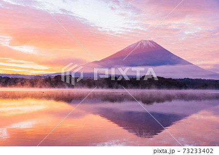 （山梨県）精進湖の夜明け・富士山 73233402