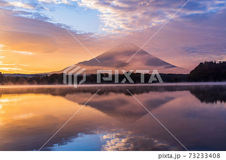 (山梨県)精進湖の夜明け・富士山 (山梨県)精進湖の夜明け・富士山 73233408