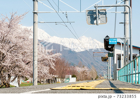 田舎の無人駅(春) 田舎の無人駅(春) 73233855
