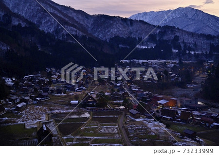 夕暮れの白川郷合掌造り集落（城山天守閣展望台から） 73233999