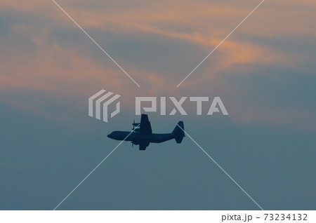 夕暮の中を飛行するC-130ハーキュリーズ 73234132
