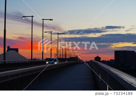調布市と稲城市に架かる多摩川原橋から望む朝焼け 73234189