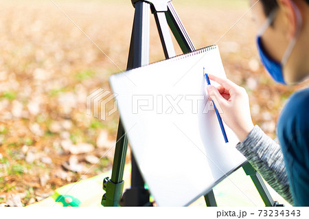屋外で絵を描く子供 73234343