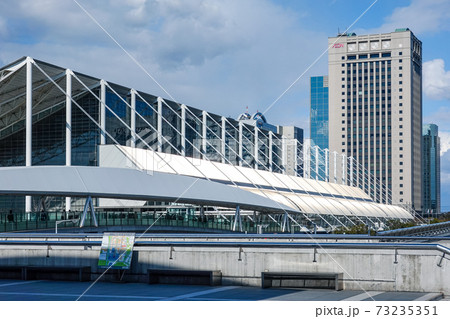 青空に映える幕張メッセ 国際展示場9-11 73235351
