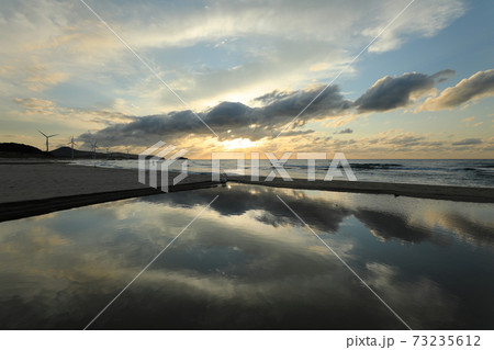日没前、夕焼け空と反射する水面（日本 島根県 江津） 73235612