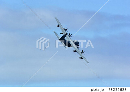 大空を翔るアメリカ海兵隊のKC-130空中給油機 73235623