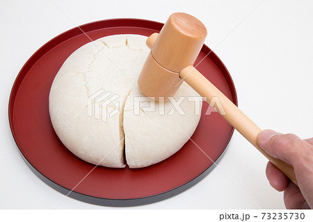 鏡餅と木槌(きづち) 鏡開きイメージ 鏡餅と木槌(きづち) 鏡開きイメージ 73235730