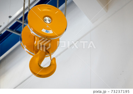 Yellow-painted lifting device  73237195