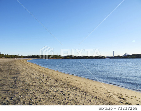 コロナ渦で閑散とした神奈川県横浜市金沢区海の公園の冬 73237268