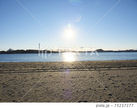 コロナ渦で閑散とした神奈川県横浜市金沢区海の公園の冬 73237277