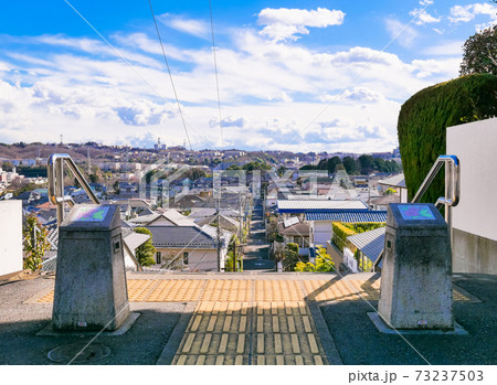 丘の上から眺める住宅街 丘の上から眺める住宅街 73237503