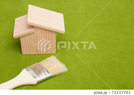 住宅の外壁塗装工事　イメージ　コピースペース 73237701