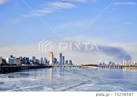 冬 雪景色 都市 73238587