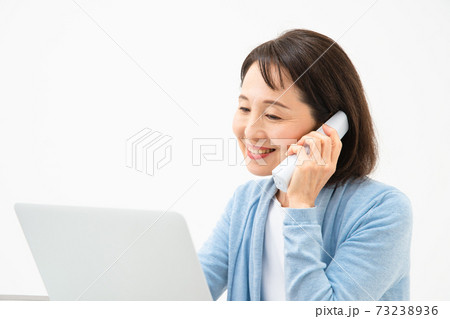 サポートを受けるシニア女性 サポートを受けるシニア女性 73238936