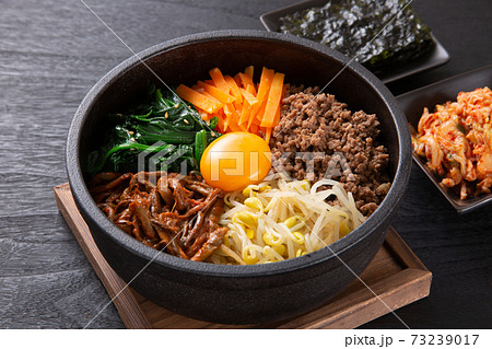 石焼ビビンバとキムチと韓国海苔 石焼ビビンバとキムチと韓国海苔 73239017