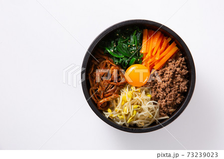 白背景に石焼ビビンバ 73239023