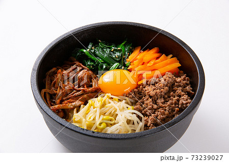 白背景に石焼ビビンバ 白背景に石焼ビビンバ 73239027
