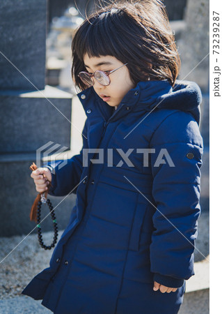 墓参りをする女の子　悲しい子供　イメージ 73239287