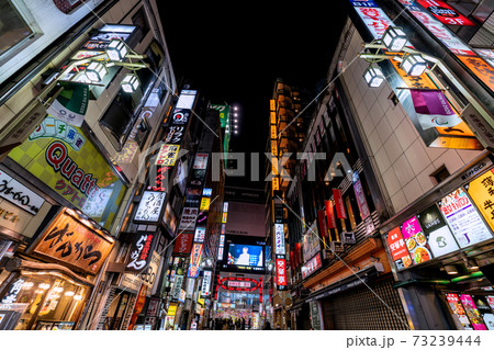 日本の東京都市景観 緊急事態宣言。東京の感染者数2447人過去最多。歌舞伎町は…＝1月7日 73239444