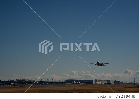 成田国際空港と飛び立つ飛行機 73239449