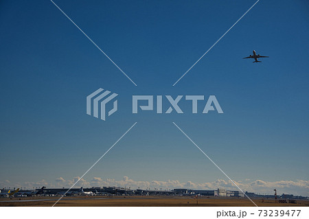 成田空港で飛行機が飛び立つ時の写真素材