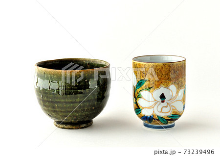 織部焼の湯呑と九谷焼の泰山木の湯呑 73239496