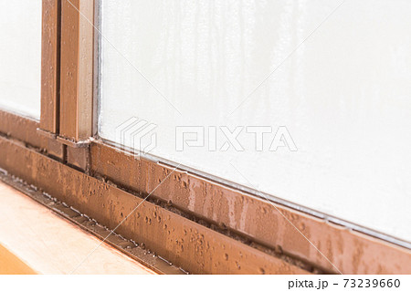窓の結露 73239660