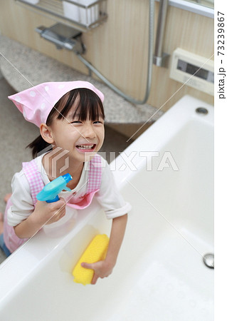 お風呂掃除を手伝う5歳の女の子の写真素材